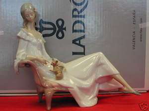 Lladro Lady with Chihuahua #8120 NIB  