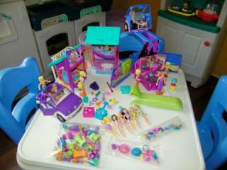 POLLY POCKET MAGNETIC HANGIN OUT HOUSE PAR TAY BUS CAR 17 DOLLS 4 